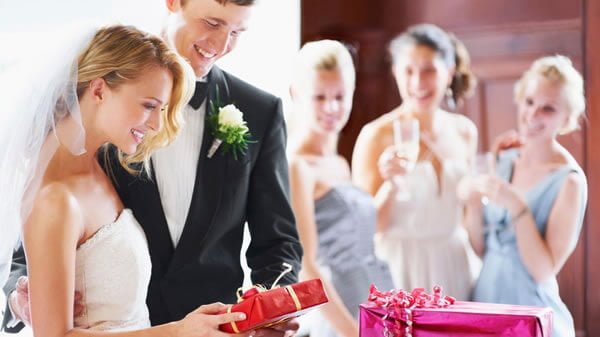How to Pick a Wedding Gift That Will Stand out from the Crowd