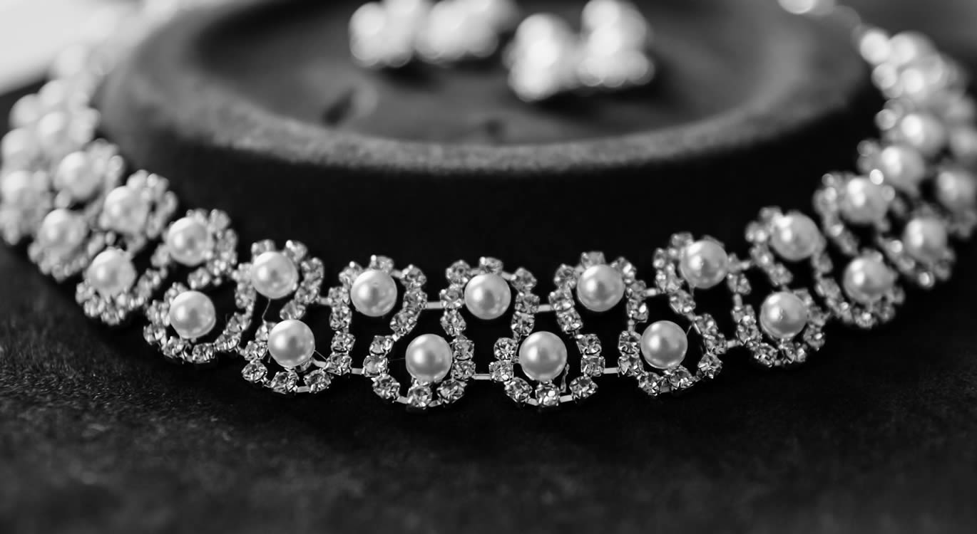 Why women love to wear diamonds?