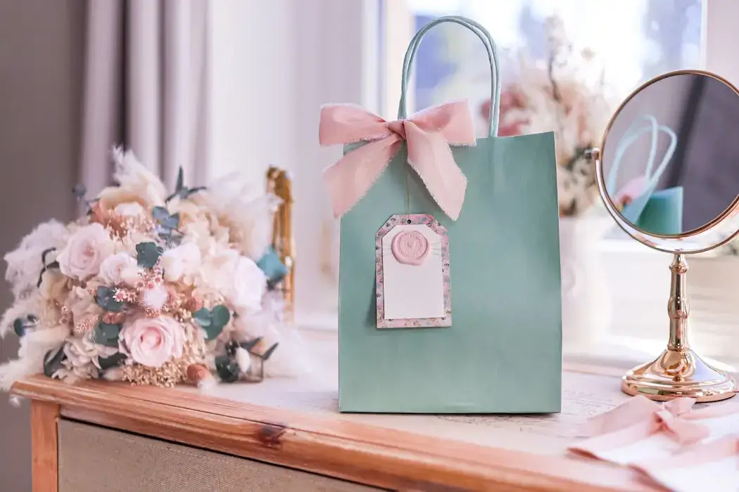 Elegant personalised gift bag with floral arrangement for bridesmaids and groomsmen