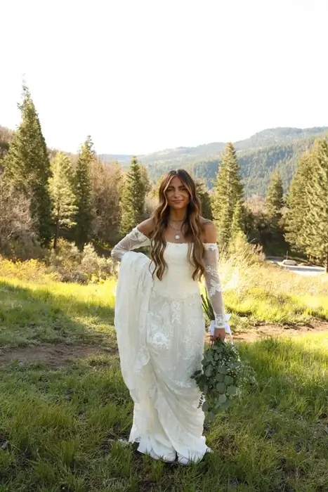 Two-piece-bohemian-bridal-outfit-with-flowing-skirt Two-piece bohemian bridal outfit with flowing skirt
